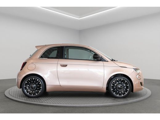 Fiat 500e La Prima 42 kWh | Panoramadak | Camera | Stoelverwarming | Adaptive Cruise Controle | Parkeersens... ActivLease financial lease