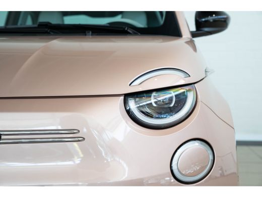 Fiat 500e La Prima 42 kWh | Panoramadak | Camera | Stoelverwarming | Adaptive Cruise Controle | Parkeersens... ActivLease financial lease