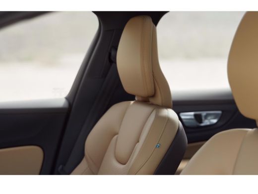 Volvo  V60 2.0 T6 Plug-in hybrid AWD Ultra Dark | Achterbank verwarmd | Achteruitrijcamera | Apple Carplay/A... ActivLease financial lease