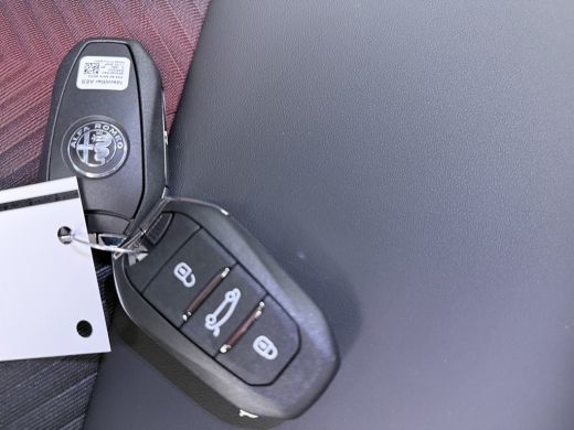 Alfa Romeo Junior 1.2 Turbo Hybrid Ibrida Ti | Achteruitrijcamera | Apple Carplay/Android Auto|telefoonintegratie p... ActivLease financial lease