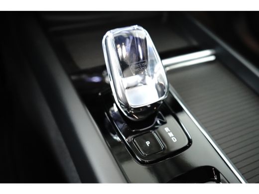 Volvo  XC60 2.0 T6 Plug-in hybrid AWD Plus Black Edition | Luchtvering | HU-Display | Trekhaak | 360 Camera | ActivLease financial lease