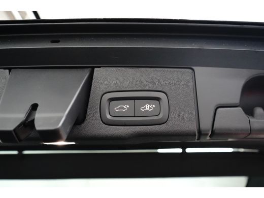 Volvo  XC60 Plus Black Edition Recharge Plug-In Hybrid AWD | Elektrisch glazen panorama-dak | Lichtmetalen ve... ActivLease financial lease
