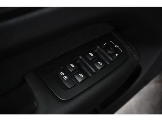 Volvo  XC60 Plus Black Edition Recharge Plug-In Hybrid AWD | Elektrisch glazen panorama-dak | Lichtmetalen ve... ActivLease financial lease