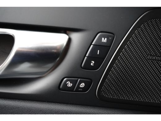 Volvo  XC60 Plus Black Edition Recharge Plug-In Hybrid AWD | Elektrisch glazen panorama-dak | Lichtmetalen ve... ActivLease financial lease