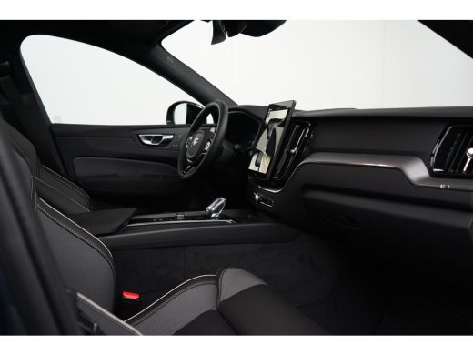 Volvo  XC60 Plus Black Edition Recharge Plug-In Hybrid AWD | Luchtvering | HU-Display | Trekhaak | 360 Camera | ActivLease financial lease