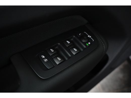 Volvo  XC60 Plus Black Edition Recharge Plug-In Hybrid AWD | Luchtvering | HU-Display | Trekhaak | 360 Camera | ActivLease financial lease