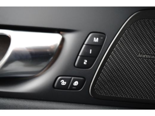 Volvo  XC60 Plus Black Edition Recharge Plug-In Hybrid AWD | Luchtvering | HU-Display | Trekhaak | 360 Camera | ActivLease financial lease