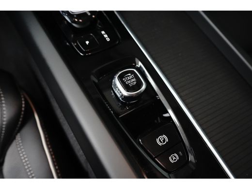 Volvo  XC60 Plus Black Edition Recharge Plug-In Hybrid AWD | Luchtvering | HU-Display | Trekhaak | 360 Camera | ActivLease financial lease