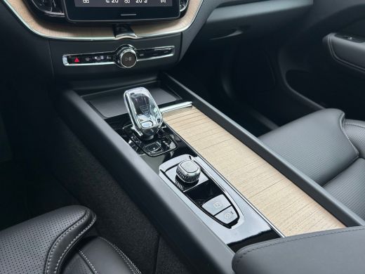 Volvo  XC60 T6 Plus Dark Recharge Plug-In Hybrid AWD | Luchtvering | H&K | HUD | Nappa | Trekhaak | Pano | Ma... ActivLease financial lease