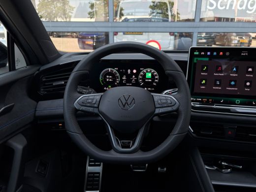 Volkswagen Tiguan R-Line Edition - eHybrid | 'App-Connect' draadloze smartphone integratie | Automatische afstandsr... ActivLease financial lease