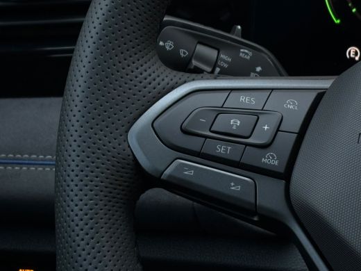 Volkswagen Tiguan R-Line Edition - eHybrid | 'App-Connect' draadloze smartphone integratie | Automatische afstandsr... ActivLease financial lease