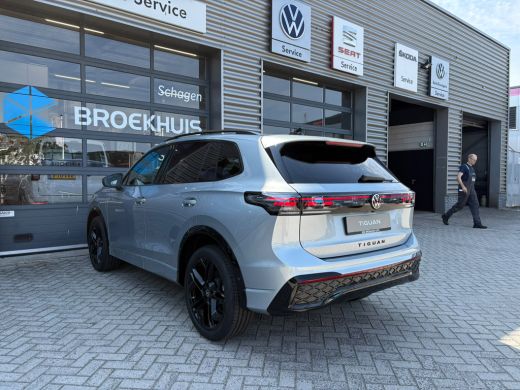 Volkswagen Tiguan R-Line Edition - eHybrid | 'App-Connect' draadloze smartphone integratie | Automatische afstandsr... ActivLease financial lease