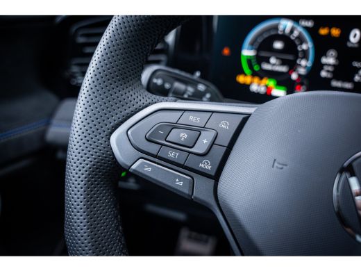 Volkswagen Tiguan R-Line Edition - eHybrid | 'App-Connect' draadloze smartphone integratie | Automatische afstandsr... ActivLease financial lease