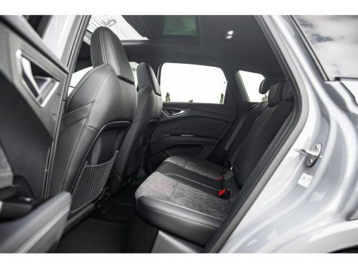 Audi Q4 e-tron S edition | 3-zone airconditioning | Achterklep, automatisch bedienbaar | Achteruitrijcamera ActivLease financial lease