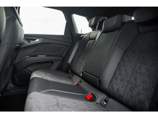 Audi Q4 e-tron S edition | 3-zone airconditioning | Achterklep, automatisch bedienbaar | Achteruitrijcamera ActivLease financial lease