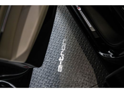 Audi Q8 Sportback e-tron 55 quattro S line | Massage | Luchtvering | Panoramadak | Stoelventilatie | 360 Camera | ActivLease financial lease