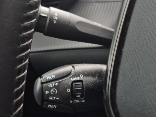 Peugeot e-2008 EV Allure 50 kWh Camera | LED | Keyless | Full map navigatie | Parkeersensoren | Carplay/android ... ActivLease financial lease