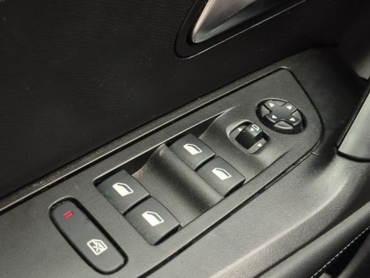 Peugeot e-2008 EV Allure 50 kWh Camera | LED | Keyless | Full map navigatie | Parkeersensoren | Carplay/android ... ActivLease financial lease