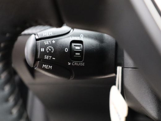 Peugeot e-208 EV Allure Pack 50 kWh 91% SOH | Stoelverwarming | Camera | Parkeersenoren | Climate Control | Gro... ActivLease financial lease