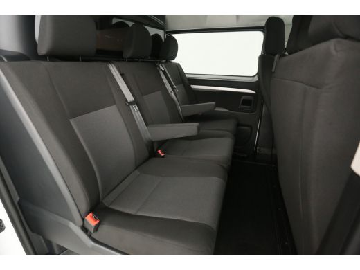 Peugeot Expert 2.0 BlueHDI 145PK L3H1 | DC | 6 Zits | Airco | Cruise | Camera | Trekhaak | Carplay | Imperiaal |... ActivLease financial lease