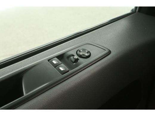 Peugeot Expert 2.0 BlueHDI L3H1 180PK | DC | 6 Zits | Automaat | Airco | Cruise | Camera | Carplay | Navi LED ActivLease financial lease