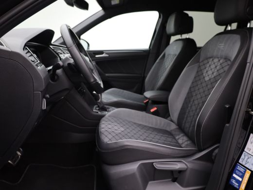 Volkswagen Tiguan 1.5 TSI R-Line Business | Black Style | Head Up | Keyless | IQ Light | Trekhaak wegkl. | Camera |... ActivLease financial lease