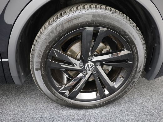 Volkswagen Tiguan 1.5 TSI R-Line Business+ | Panodak | Elk. A-klep | Side Assist | Camera | Black Style | Prijs Rij... ActivLease financial lease