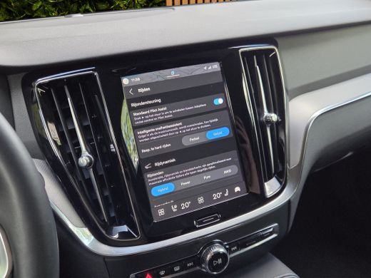 Volvo  V60 2.0 T6 Recharge AWD Plus Dark | Adaptive Cruise | BLIS | Camera | Stuur/stoelverwarming | Keyless... ActivLease financial lease