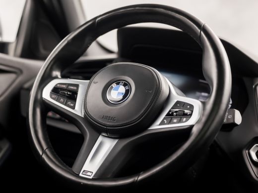 BMW 1 Serie 118i M Sport Automaat (PANORAMADAK, M PAKKET, APPLE CARPLAY, GROOT NAVI, CAMERA, SPORTSTOELEN, SP... ActivLease financial lease