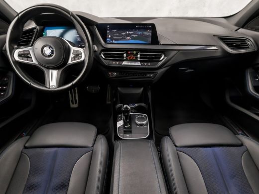 BMW 1 Serie 118i M Sport Automaat (PANORAMADAK, M PAKKET, APPLE CARPLAY, GROOT NAVI, CAMERA, SPORTSTOELEN, SP... ActivLease financial lease