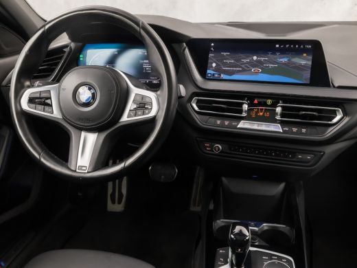 BMW 1 Serie 118i M Sport Automaat (PANORAMADAK, M PAKKET, APPLE CARPLAY, GROOT NAVI, CAMERA, SPORTSTOELEN, SP... ActivLease financial lease