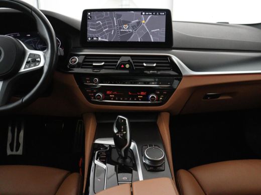 BMW 5 Serie Touring 520i Business Edition Plus | Panoramadak | Leder | Elektrische stoelen | Stoelverwarming ... ActivLease financial lease