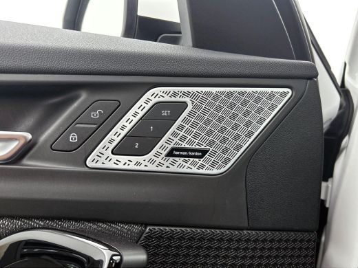 BMW X1 xDrive25e Plug-In Hybrid PANORAMADAK | EL. BED. STOEL | MASSAGE | AD-LED ActivLease financial lease