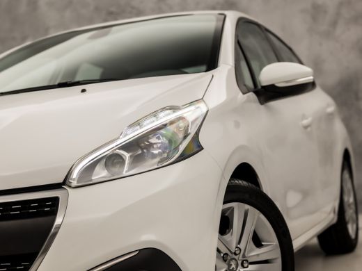 Peugeot 208 1.2 PureTech Signature (APPLE CARPLAY, NAVIGATIE, 1e EIGENAAR, PARKEERSENSOREN, SPORTSTOELEN, CRU... ActivLease financial lease