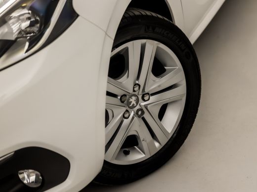 Peugeot 208 1.2 PureTech Signature (APPLE CARPLAY, NAVIGATIE, 1e EIGENAAR, PARKEERSENSOREN, SPORTSTOELEN, CRU... ActivLease financial lease