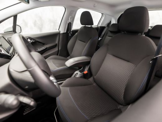 Peugeot 208 1.2 PureTech Signature (APPLE CARPLAY, NAVIGATIE, 1e EIGENAAR, PARKEERSENSOREN, SPORTSTOELEN, CRU... ActivLease financial lease