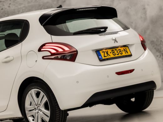 Peugeot 208 1.2 PureTech Signature (APPLE CARPLAY, NAVIGATIE, 1e EIGENAAR, PARKEERSENSOREN, SPORTSTOELEN, CRU... ActivLease financial lease