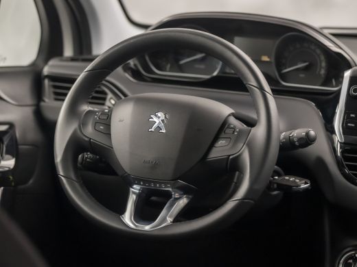 Peugeot 208 1.2 PureTech Signature (APPLE CARPLAY, NAVIGATIE, 1e EIGENAAR, PARKEERSENSOREN, SPORTSTOELEN, CRU... ActivLease financial lease