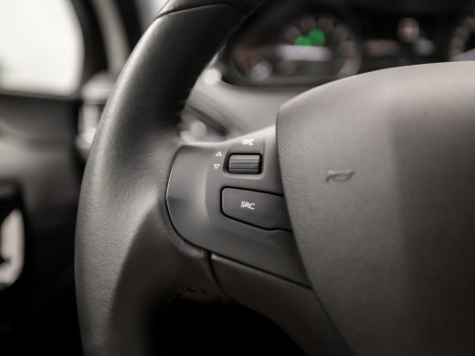 Peugeot 208 1.2 PureTech Signature (APPLE CARPLAY, NAVIGATIE, 1e EIGENAAR, PARKEERSENSOREN, SPORTSTOELEN, CRU... ActivLease financial lease