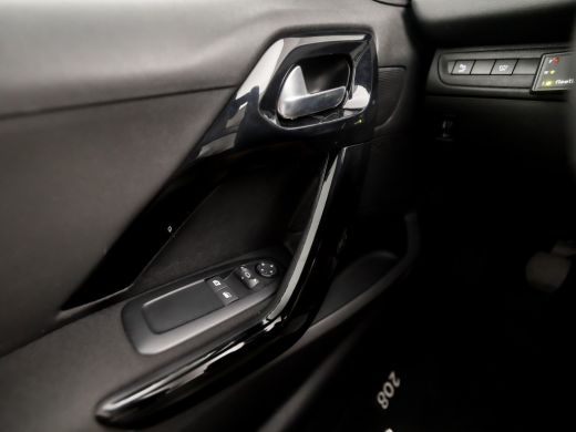 Peugeot 208 1.2 PureTech Signature (APPLE CARPLAY, NAVIGATIE, 1e EIGENAAR, PARKEERSENSOREN, SPORTSTOELEN, CRU... ActivLease financial lease