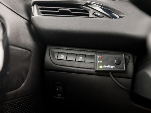 Peugeot 208 1.2 PureTech Signature (APPLE CARPLAY, NAVIGATIE, 1e EIGENAAR, PARKEERSENSOREN, SPORTSTOELEN, CRU... ActivLease financial lease