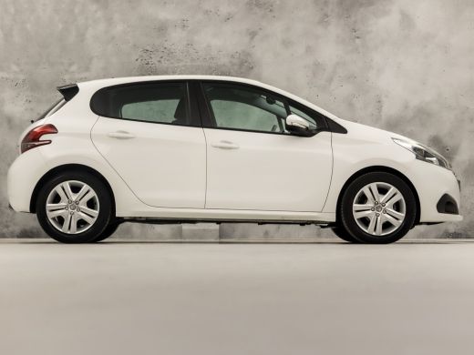 Peugeot 208 1.2 PureTech Signature (APPLE CARPLAY, NAVIGATIE, 1e EIGENAAR, PARKEERSENSOREN, SPORTSTOELEN, CRU... ActivLease financial lease