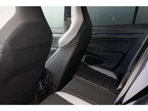 Volkswagen Golf 1.5 GTE 272pk eHybrid | Panoramadak | Trekhaak | Head-up Display | Camera | Adaptive Cruise | ActivLease financial lease