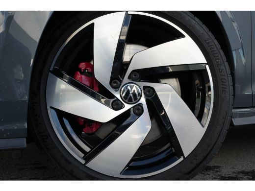 Volkswagen Golf 1.5 GTE 272pk eHybrid | Panoramadak | Trekhaak | Head-up Display | Camera | Adaptive Cruise | ActivLease financial lease