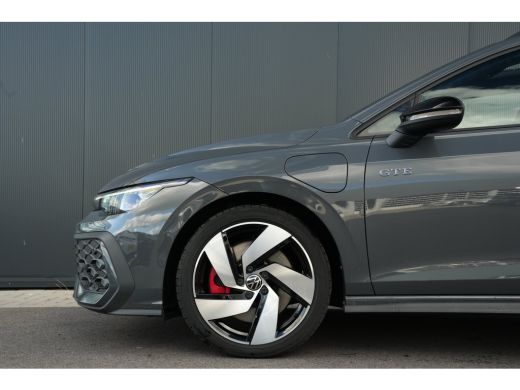 Volkswagen Golf 1.5 GTE 272pk eHybrid | Panoramadak | Trekhaak | Head-up Display | Camera | Adaptive Cruise | ActivLease financial lease