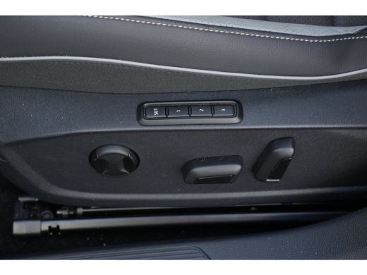 Volkswagen Golf 1.5 GTE 272pk eHybrid | Panoramadak | Trekhaak | Head-up Display | Camera | Adaptive Cruise | ActivLease financial lease