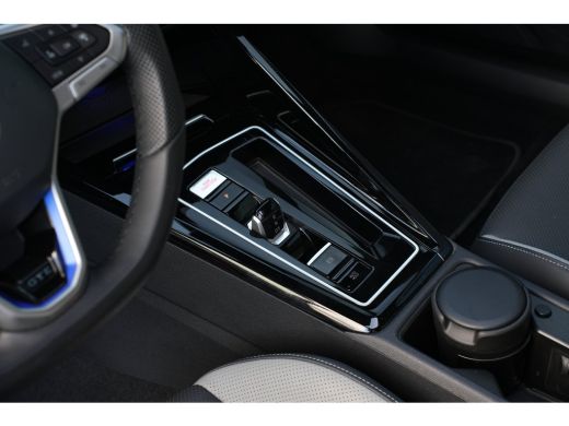 Volkswagen Golf 1.5 GTE 272pk eHybrid | Panoramadak | Trekhaak | Head-up Display | Camera | Adaptive Cruise | ActivLease financial lease