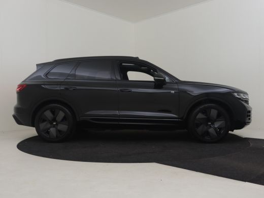 Volkswagen Touareg 3.0 TSI eHybrid 462PK 4Motion R | 360gr Camera | Pano Dak l Luchtvering l Head-up display | App C... ActivLease financial lease