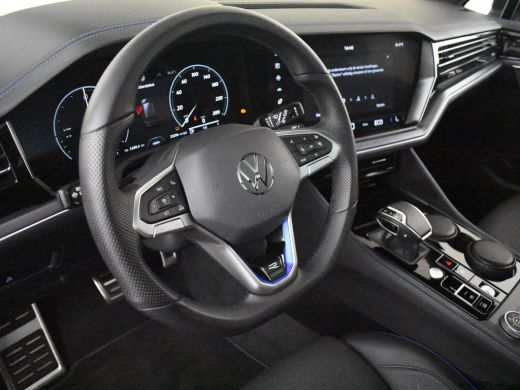 Volkswagen Touareg 3.0 TSI eHybrid 462PK 4Motion R | 360gr Camera | Pano Dak l Luchtvering l Head-up display | App C... ActivLease financial lease
