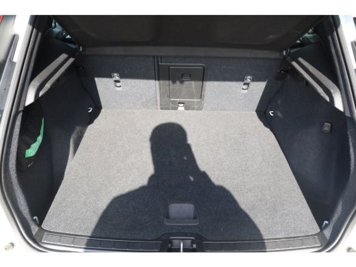 Volvo  XC40 1.5 T4 Plug-in hybrid Core Bright Facelift! | Camera | Crystal White | Trekhaak ActivLease financial lease